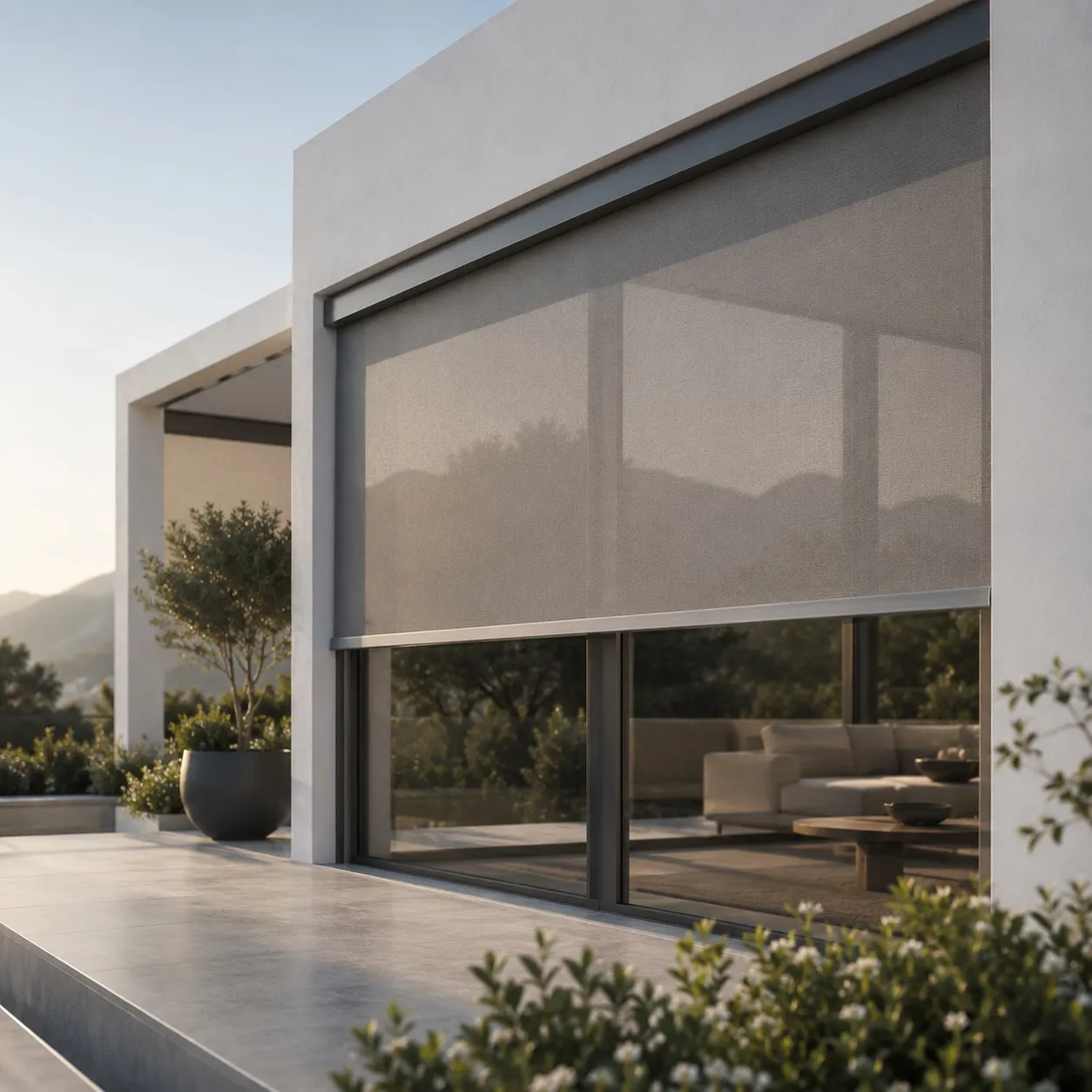 Tenda a caduta Screen installata su una villa moderna per migliorare il comfort termico e la protezione solare degli ambienti esterni.